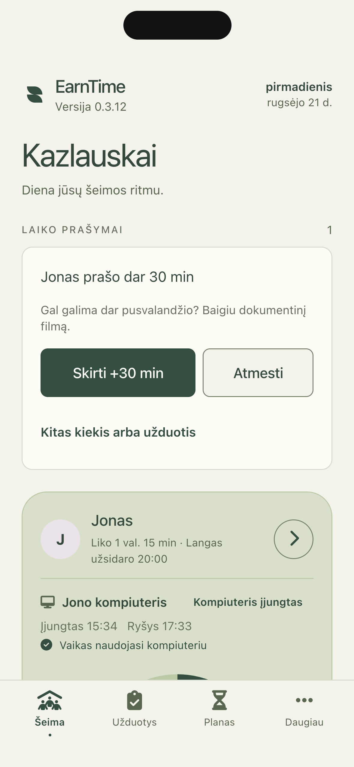 Tėvo programėlės šeimos ekranas: šeimos pavadinimas Kazlauskai, viršuje laiko prašymas „Jonas prašo dar 30 min“ su mygtukais „Skirti +30 min“ ir „Atmesti“, po juo Jono kortelė su užrašu „Liko 1 val. 15 min, langas užsidaro 20:00“ ir eilutė „Jono kompiuteris, kompiuteris įjungtas, vaikas naudojasi kompiuteriu“.