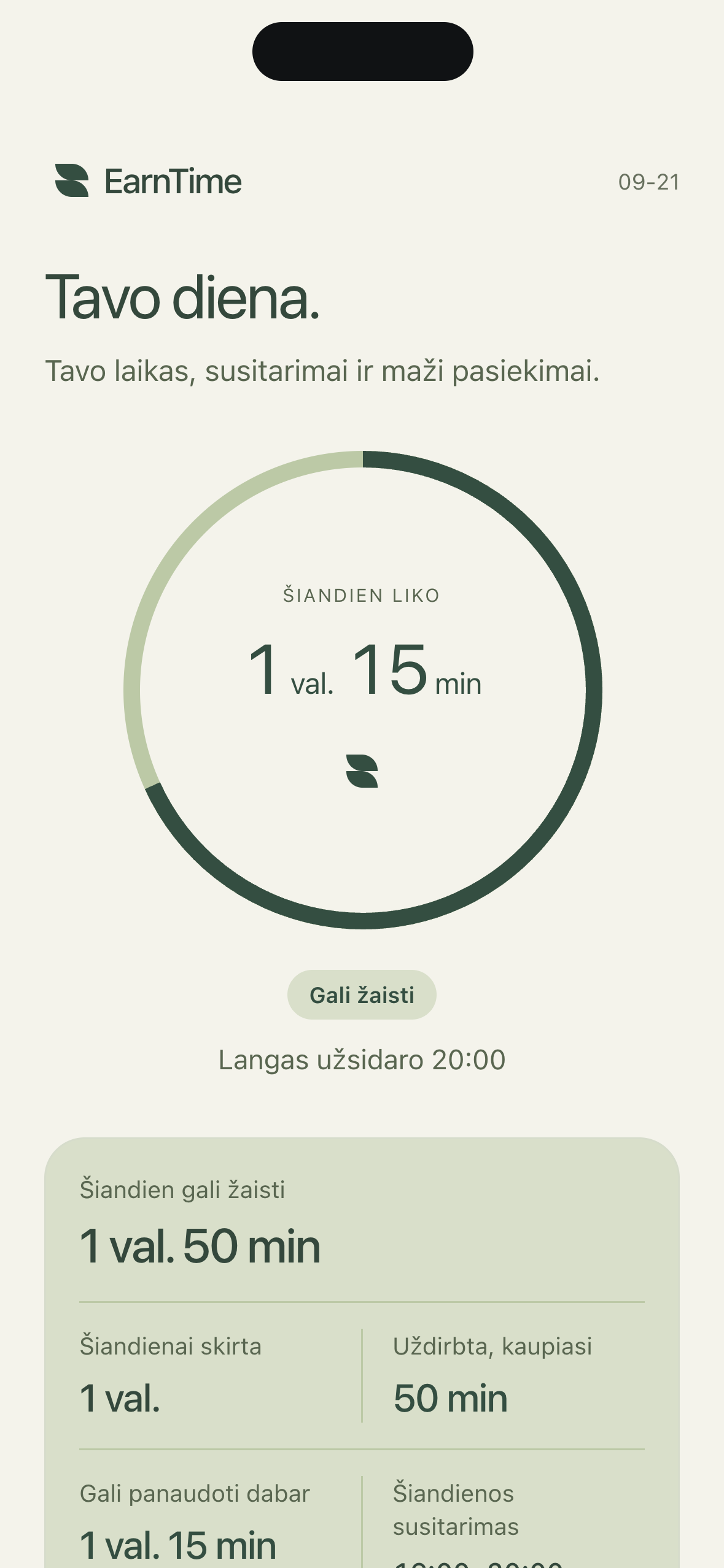 Vaiko programėlės ekranas: žiedas su užrašu „Šiandien liko 1 val. 15 min“, ženklelis „Gali žaisti“, „Langas užsidaro 20:00“ ir laukeliai „Šiandienai skirta 1 val.“ bei „Uždirbta, kaupiasi 50 min“.